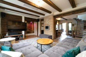 Unique 3 floor apartment. Garden, great location!